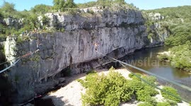 Slackliner walks blindfolded
