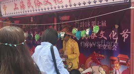 中国民间手艺人用粽叶编织成各种小动物,栩栩如生