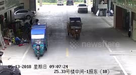 宁波  2岁小孩竟然独自开电动三轮车猛撞墙