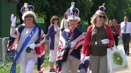 Her Royal Wagness arrives in Windsor, along with cohorts