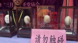 民间牛人在鸡蛋上雕刻出精美图案