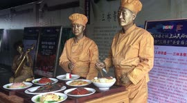 老人浑身涂金粉扮演艺术铜人宣传中国非物质文化遗产