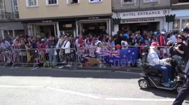 Massive queues for trains in Windsor after royal wedding