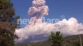 volcan de colima en erupcion
