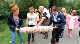 Mile long loom band unveiled