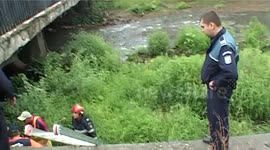 A man fell into the river bed of the bridge Sasar the House of Culture in Baia Mare. Difficult rescue mission