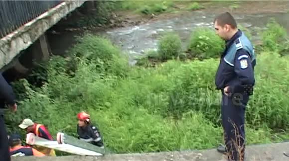 A man fell into the river bed of the bridge Sasar the House of Culture in Baia Mare. Difficult rescue mission