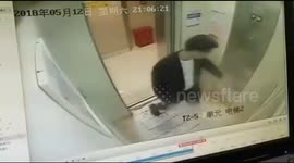 江苏泰州 男子电梯内蹦跳致故障