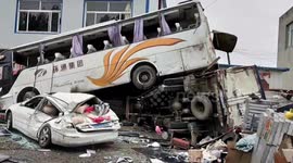辽宁朝阳一客车失控翻车,连撞两车,一人身亡