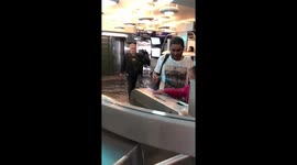 Les gens voulant sortir du métro ! #orage #metro #inondation https://t.co/RIKw6croG7