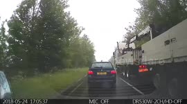 Idiot truck driver blocking dual carriageway by forcing his way in to traffic. The size of him you would think he would que up like the rest of us. Look how late the van leaves it.