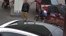 启东汇龙:男子加油站内两次点火 涉嫌放火罪被刑拘