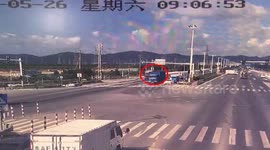 货车急刹 水泥板压扁驾驶室珠海大道一司机被巨型水泥板压住