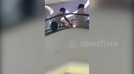 芜湖  男子扶梯偷拍女子裙底 被民警控制
