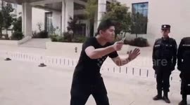 Police teaches most practical way to defend knife attacker