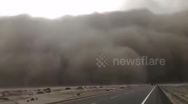 A whole Chinese city got enveloped by a sandstorm 2