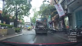 The crash between the truck and the tree on the busy road