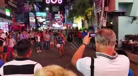 Kicking ass on Walking Street, Pattaya, drunk man get taught a lesson.