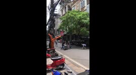 A man fighting with four men on the street
