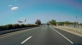 Low-flying airplane narrowly avoids cars on highway in California