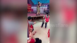 广东五华  妈妈背着儿子热舞