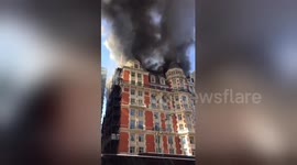Huge plume of smoke from fire at London's Mandarin Oriental hotel
