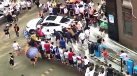 Heavy rainstorm brings flash flooding in southern China