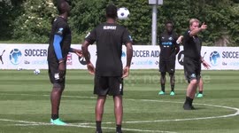 Usain Bolt shows off keepie-uppie skills in training