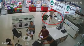 The woman stole the phone in the mall
