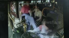 西安 老人因公交起步晃动怒踹女驾驶员 警方介入调查