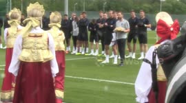 Southgate and Kane presented with Russian bread as gift