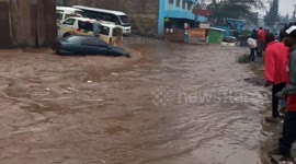 Nairobi floods sweep vehicles