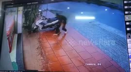 The robber used the hammer attacked and robbed the jeweler's shop