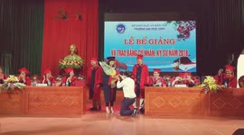 Lecturer proposes to former student at graduation ceremony