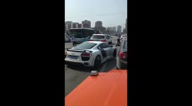 北京一奥迪R8跑车冲卡逃逸 肇事司机涉毒驾已自首