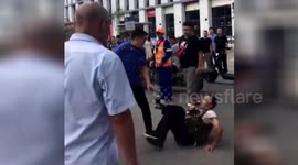 City management officer in China whips fruit vendor on street