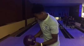 Jesse Lingard nails back-to-back strikes at bowling