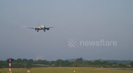 Etihad B777-300 Landing Manchester