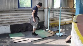 With 40 kg, one leg squats in one minute 17 times