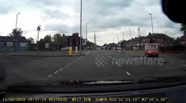 Newsflare Edit - Moment unmarked police motorbikes intercept mopeds in Manchester