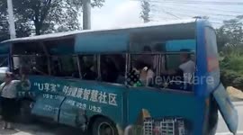 山东费县一水泥罐车路口直撞客车 造成多人受伤