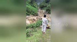 Landslide caused by heavy rain caught on camera in Vietnam