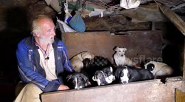Unusual Bosanac Žarko lives in the cave for nine years Zarko Hrgić from Zenica for nine years has been staying in the cave along the Babina River in the village of Crkvica. No fire, bath, telephone. They are taken from waste from the container and donated