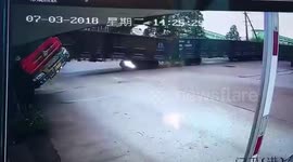 广西柳州   惊险!火车撞上水泥罐车