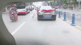 山东烟台 女主人出嫁 小狗追了好几条街 不肯离去