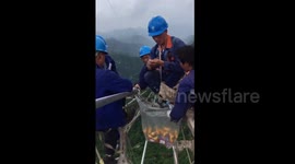 Mile-high club (sandwich): Electricity workers dine in the air