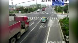 山东枣庄 大货车闯红灯险些撞上拖拉机 紧急避让上演蛇形走位
