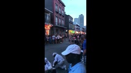 New Orleans street performer slides on his head