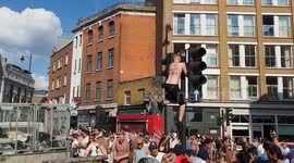 England supporter climbs traffic light cheered on by crowd in London
