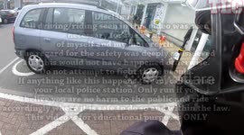 Thieve Chases Yamaha YS125 Through Busy Town on Stolen Moped